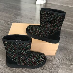 UGG KIDS CLASSIC ll GRAPHIC STITCH SHORT BOOT